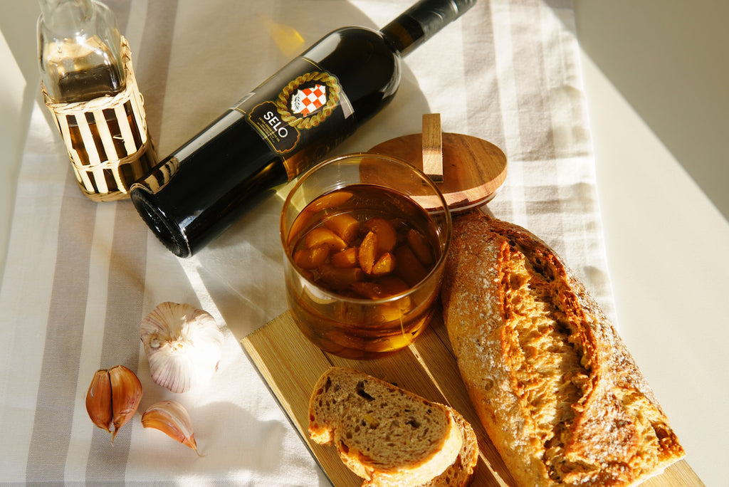 Aromatic Garlic Confit, slow-cooked in rich Croatian olive oil, perfect for enhancing a variety of dishes with its mellow and sweet flavor.